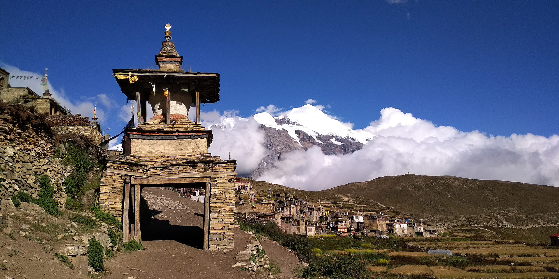 The entrance Chorten to Nar Village with Kangaru Mountain in the background on the Nar Phu trek