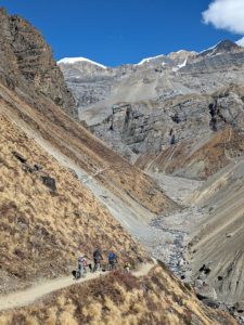 Mountain bikers getting close to Thorung Phedi on the Annapurna circuit